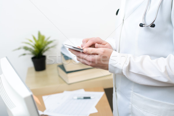 Femminile medico smartphone medici ufficio Foto d'archivio © CsDeli