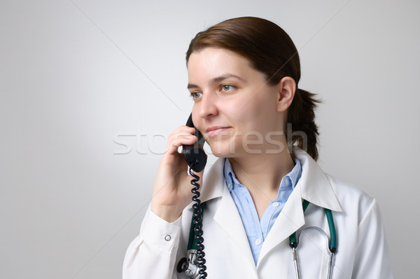 Arzt Telefon weiblichen halten schwarz Telefonhörer Stock foto © CsDeli
