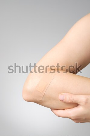 Tencuială femeie braţ adeziv bandaj medical Imagine de stoc © CsDeli