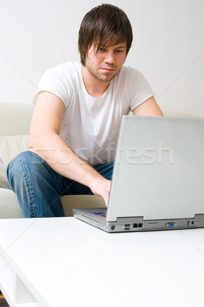 男 作業 ラップトップコンピュータ 若い男 座って ソファ ストックフォト © ctacik