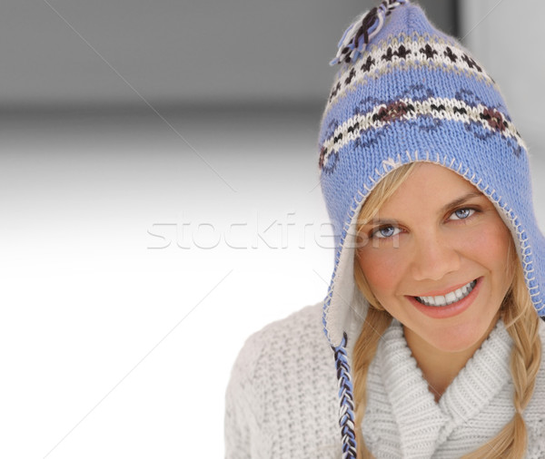 Zimą portret kobiety cute młoda kobieta cap sweter Zdjęcia stock © curaphotography