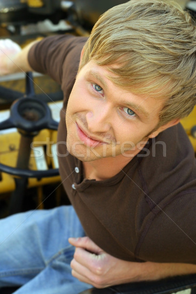 Szczęśliwy młody człowiek portret uśmiechnięty młodych Zdjęcia stock © curaphotography