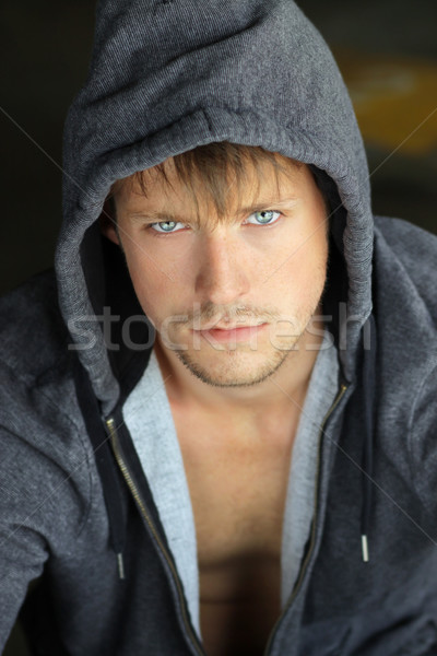 Tânăr portret tineri atractiv om Imagine de stoc © curaphotography