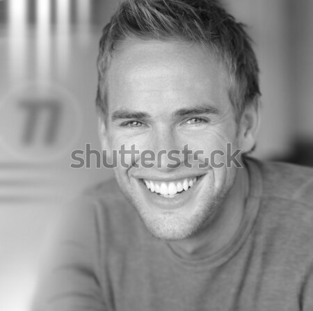 Młody człowiek uśmiechnięty młodych patrząc Zdjęcia stock © curaphotography