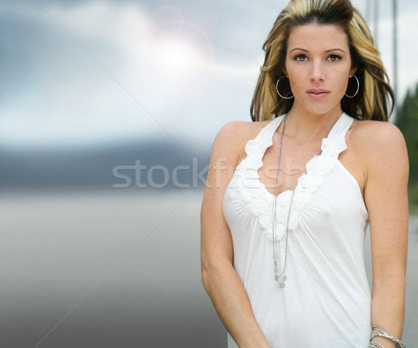 Pretty woman portret natural modern în aer liber Imagine de stoc © curaphotography