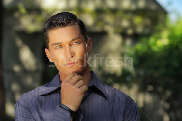 Młody człowiek myślenia portret twarz tle biznesmen Zdjęcia stock © curaphotography