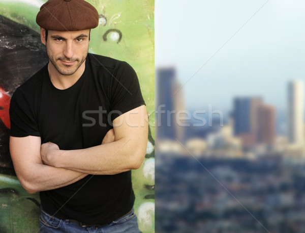 Homem retrato casual parede cidade Foto stock © curaphotography