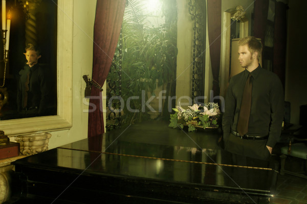 Junger Mann schauen jungen anspruchsvoll Mann Blumen Stock foto © curaphotography