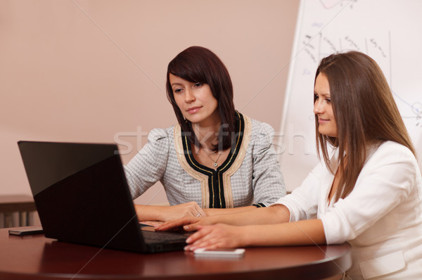 две женщины сидят таблице ноутбука два привлекательный Сток-фото © d13