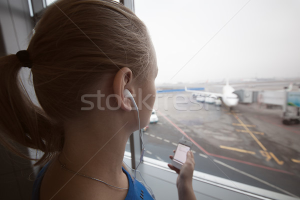 Nő fejhallgató néz ablak zenét hallgat okostelefon Stock fotó © d13