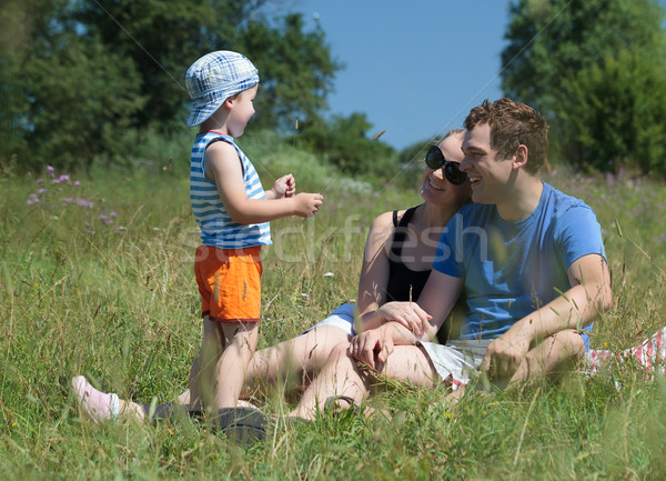 Familie în aer liber luminos vară zi tineri Imagine de stoc © d13