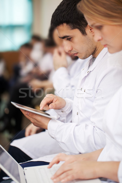 Médico estudantes moderno dispositivos palestra médicos Foto stock © d13