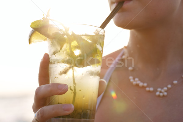 Frau genießen tropischen Mojito Cocktail Stock foto © d13