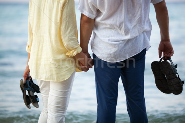 Cuplu țin de mâini om femeie în picioare Imagine de stoc © d13