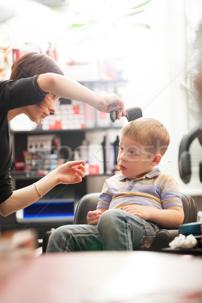 Wenig Junge Haar geschnitten Salon Sitzung Stock foto © d13