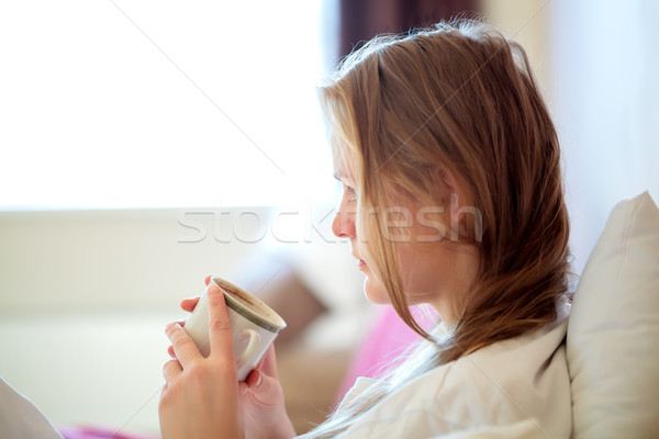 Sincer portret femeie potabilă cafea vedere laterala Imagine de stoc © d13