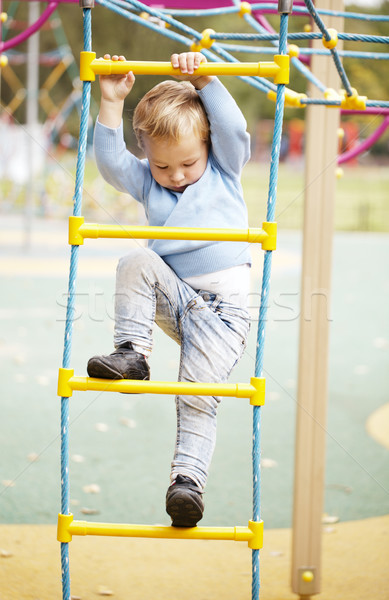 Cute weinig jongen klimmen jungle gymnasium Stockfoto © d13