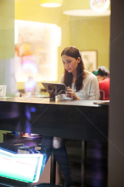 Stockfoto: Jonge · brunette · meisje · tablet · cafe