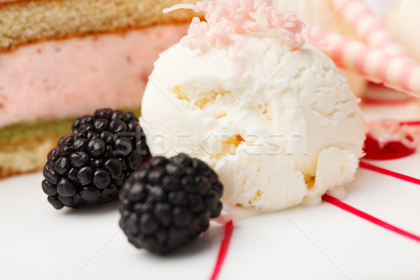 Vanille ijs bramen schep geserveerd bes Stockfoto © d13