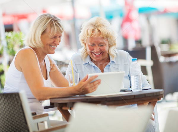 Râde senior femei în aer liber cafenea Imagine de stoc © d13