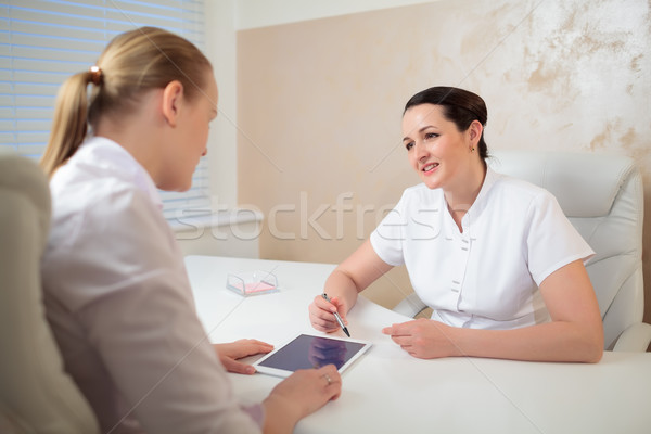 Zwei sprechen Büro Zimmer Frau professionelle Stock foto © d13