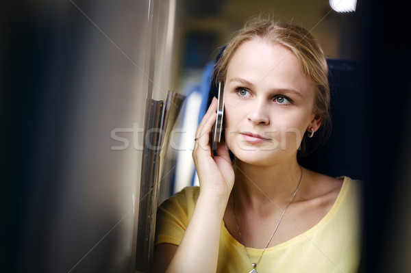 Foto stock: Mulher · escuta · chamar · móvel · mulher · atraente · telefone · móvel