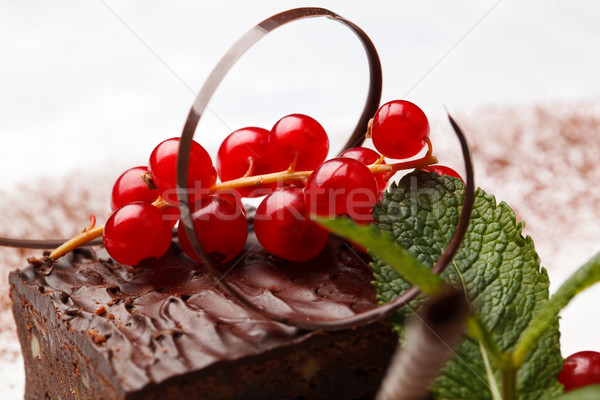 Bolo de chocolate vermelho groselha monte fresco maduro Foto stock © d13