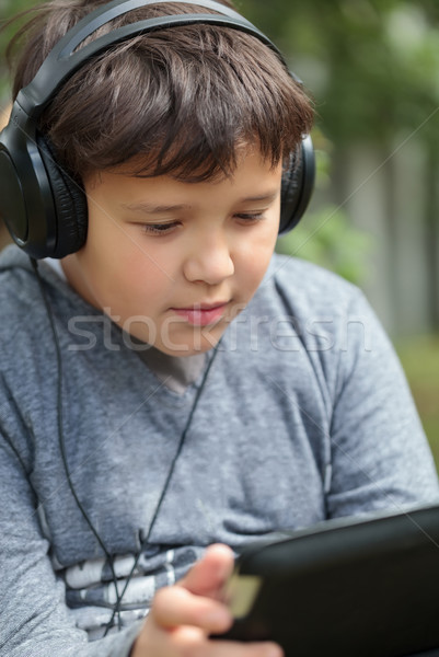 Stockfoto: Tiener · hoofdtelefoon · outdoor · luisteren · naar · muziek · kijken