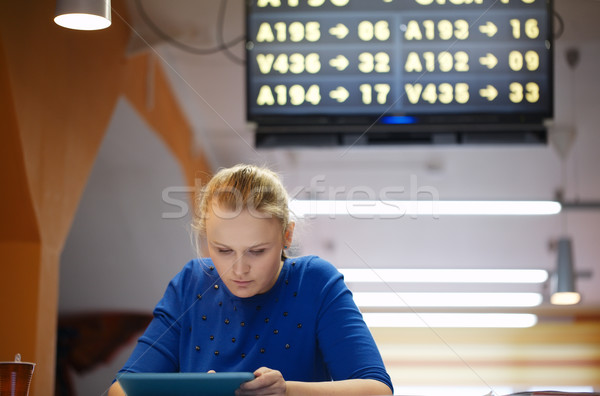 Kadın touchpad bekleme odası genç kadın havaalanı göstermek Stok fotoğraf © d13