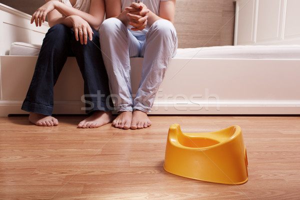 Jonge ouders pot vergadering bed denken Stockfoto © d13