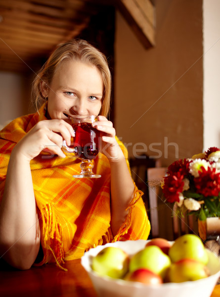 Foto stock: Potable · té · sonriendo · jóvenes · mujer · hermosa