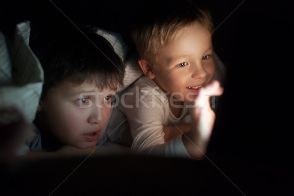 Dois meninos assistindo filme desenho animado noite Foto stock © d13