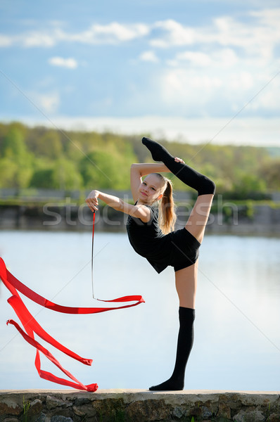 Rítmico gimnasta vertical cinta adolescente Foto stock © d13