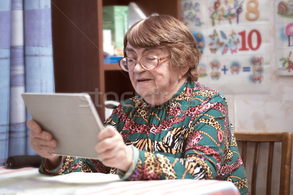 Stock foto: Gläser · beobachten · etwas · Senior · Frau