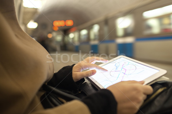 Comprimat femeie mâini metrou hartă Imagine de stoc © d13
