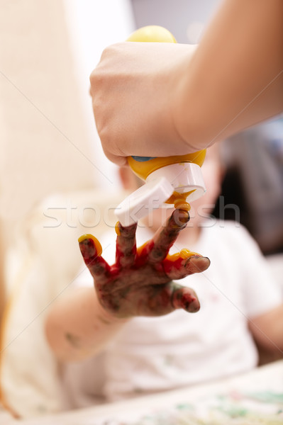 Jungen Kind spielen Finger malen halten Stock foto © d13