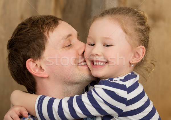 Feliz pai beijando pequeno filha jovem Foto stock © d13