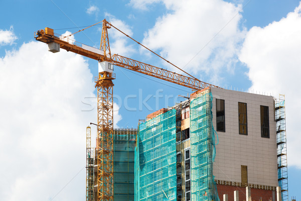 Stockfoto: Kraan · bouwplaats · blauwe · hemel · huis · werk · industrie