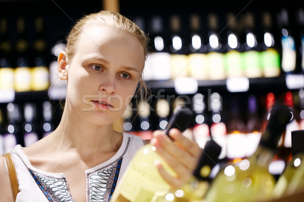 Frau Warenkorb Alkohol Flasche Laden Wein Stock foto © d13