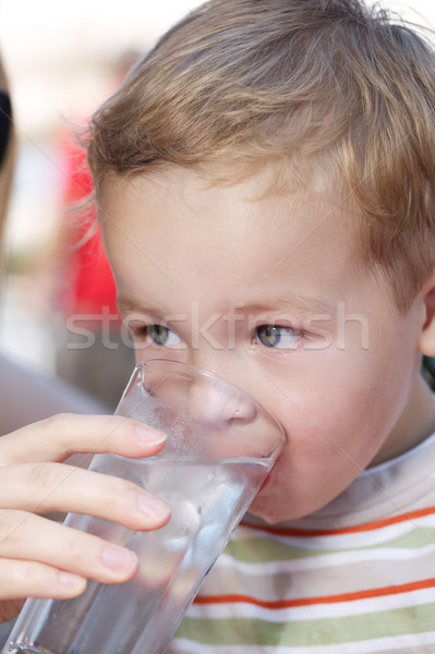 Băiat sticlă apa dulce drăguţ mamă Imagine de stoc © d13