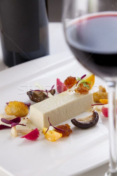 Servido setas caviar vino tinto vino vidrio Foto stock © danienel