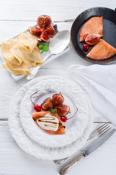 flambiertes pfannkuchen mit feigen und kirschen Stock photo © Dar1930