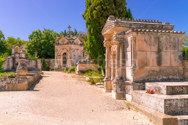 Cimitir peisaj trece biserică trist piatră Imagine de stoc © Dar1930