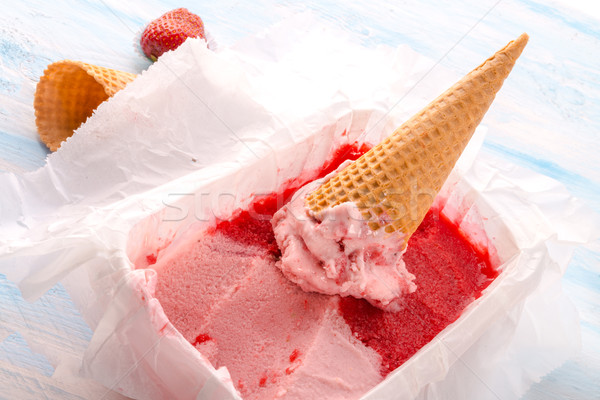 Maison fraise glace lait balle rouge Photo stock © Dar1930