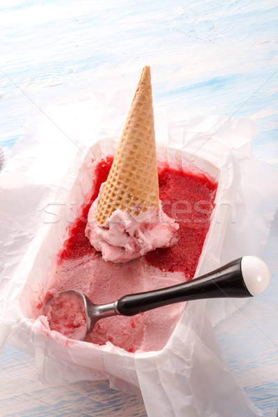 Făcut în casă căpşună gheaţă lapte bilă roşu Imagine de stoc © Dar1930
