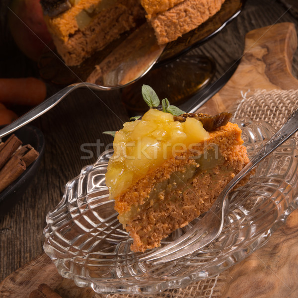 ストックフォト: 完全菜食主義者の · ニンジンケーキ · 歳の誕生日 · フルーツ · 白 · デザート