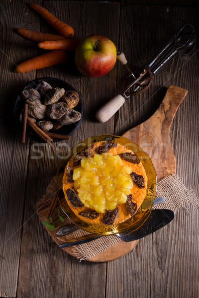 Vegan tort de morcovi zi de naştere fruct alb desert Imagine de stoc © Dar1930
