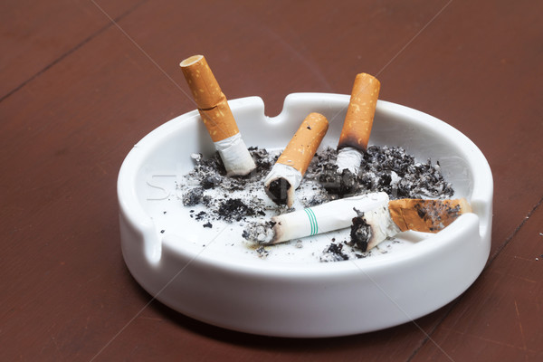 Cigarros medicina vida foto fumador quebrado Foto stock © darkkong