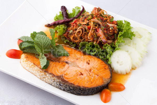 Frito salmão peixe picante salada comida Foto stock © darkkong