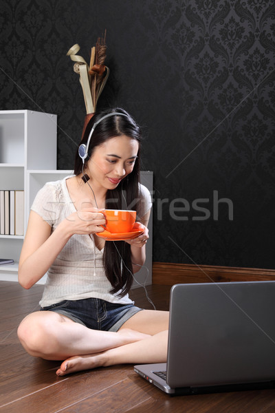 Bella cinese ragazza bere tè internet Foto d'archivio © darrinhenry